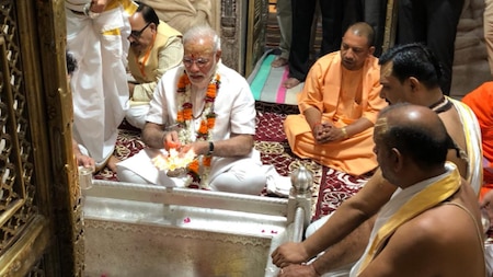 PM Modi offers prayers at Kashi Vishwanath Temple