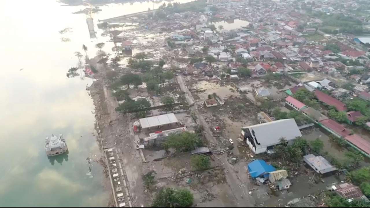 At Least 832 Dead In Indonesia Tsunami Many Trapped