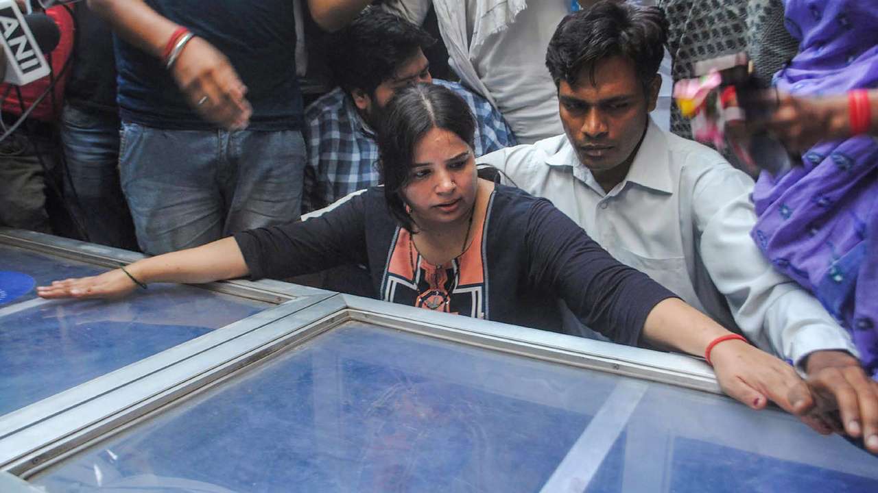 Vivek Tiwari's wife Kalpana mourns her husband Vivek Tiwari's wife Kalpana mourns her husband