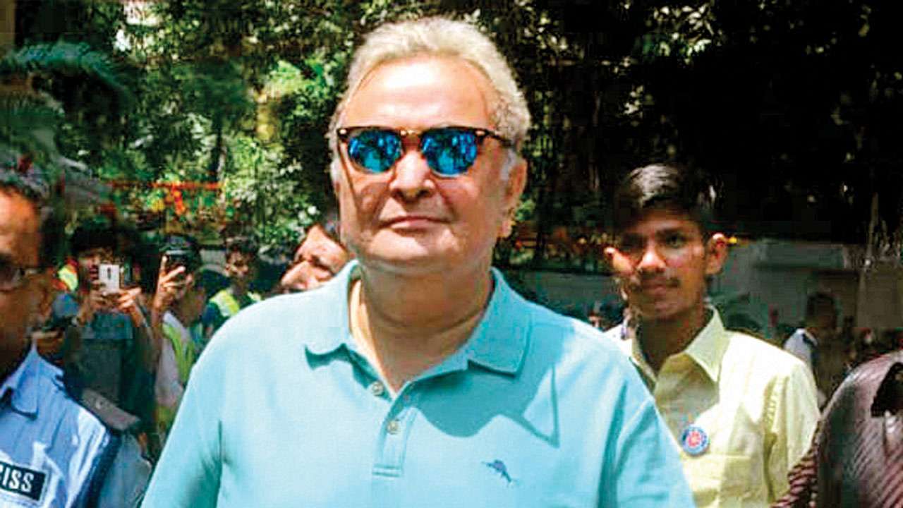 Rishi Kapoor flies to the US, here's why
