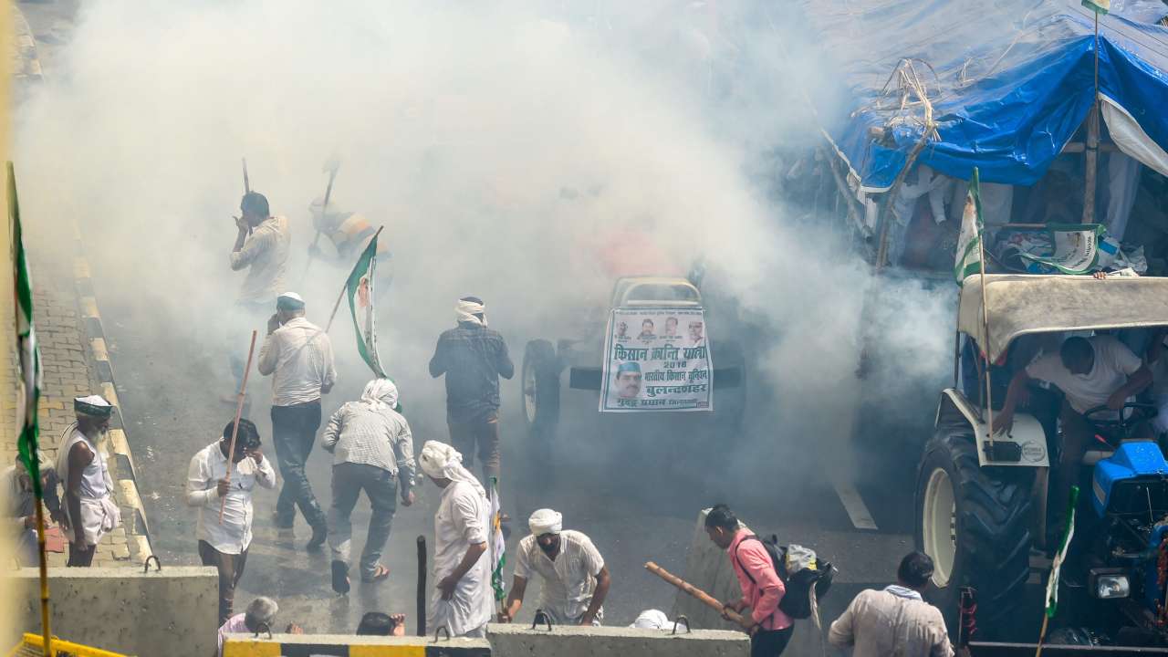 Farmers raise slogans