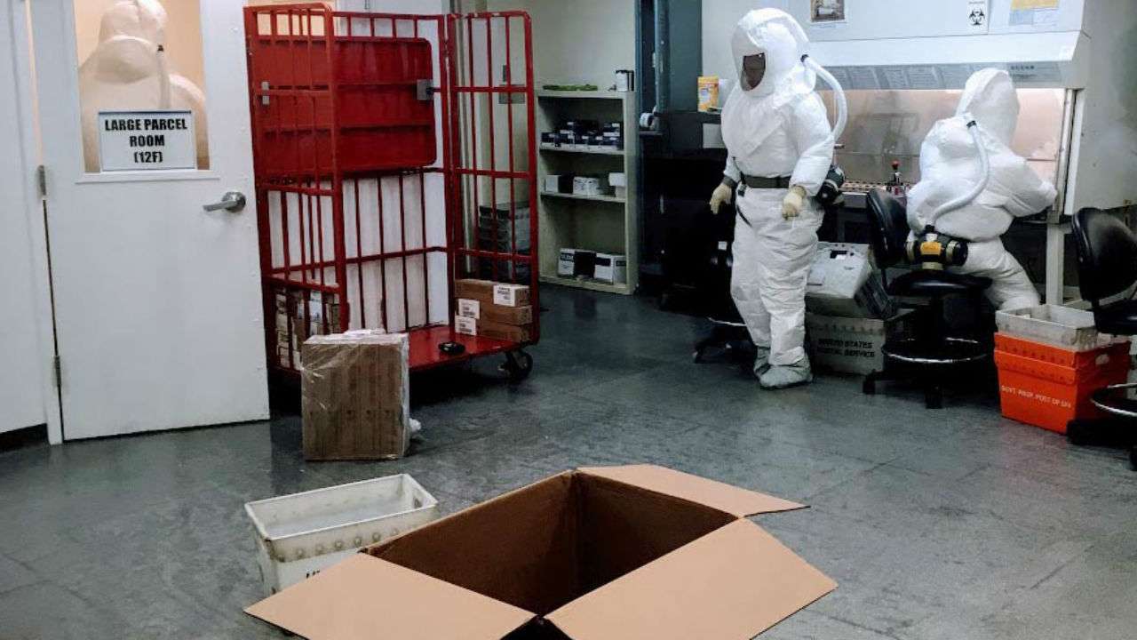 US Defense Department personnel screen mail as it arrives at the Pentagon in Washington, October 2, 2018 (Photo: AFP) US Defense Department personnel screen mail as it arrives at the Pentagon in Washington, October 2, 2018 (Photo: AFP)