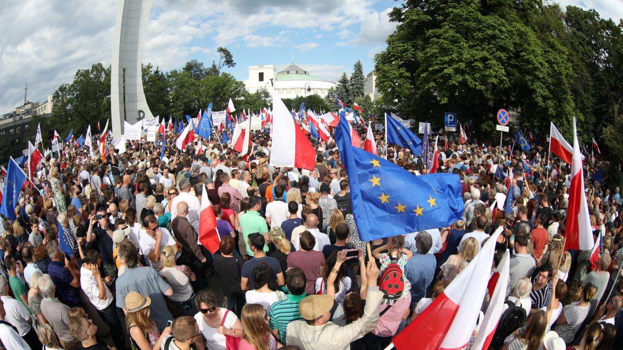 (Protesters gather in front of the Parliament building)