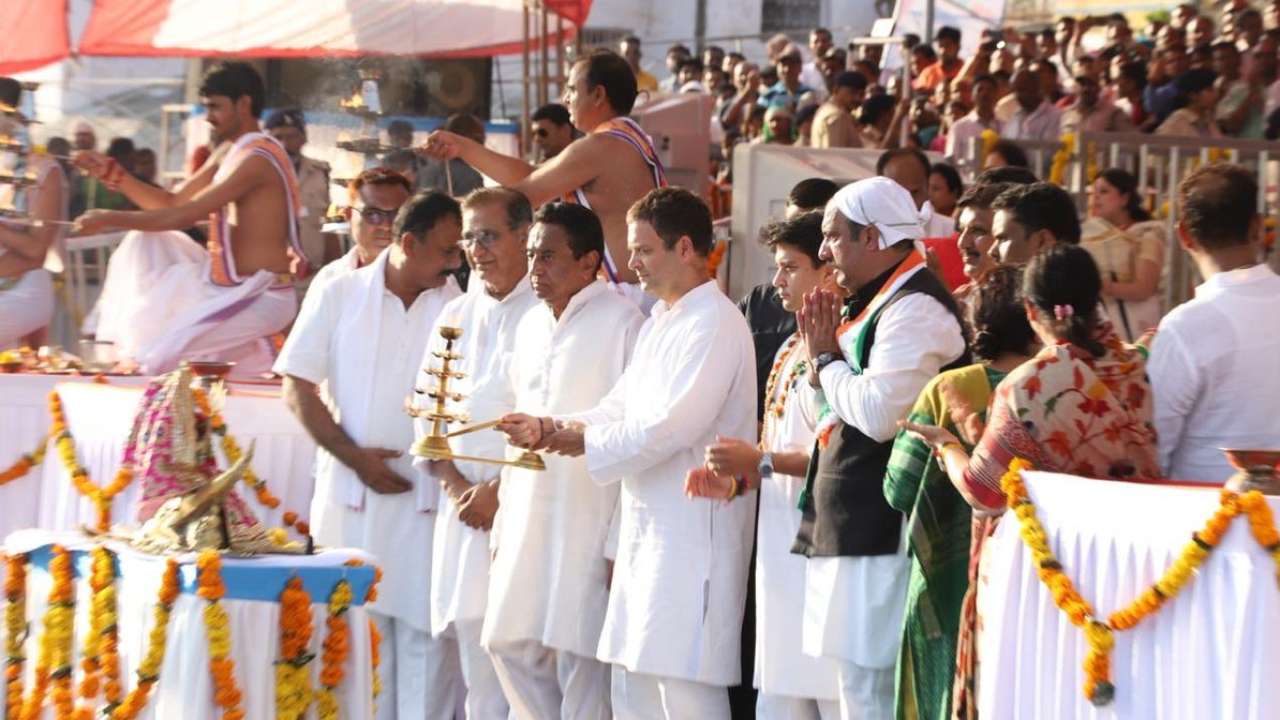 Rahul Gandhi doing aarti