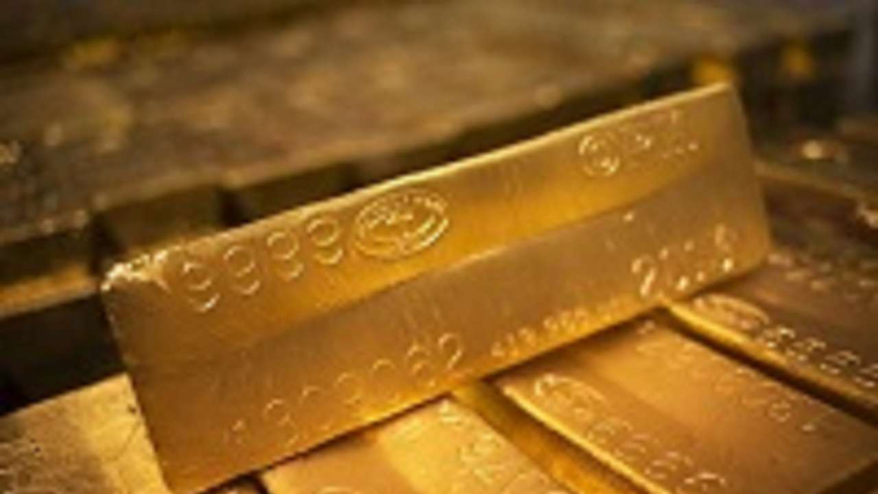 Gold futures slip on weak global cues