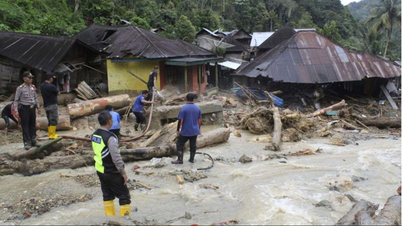 Indonesia Flash Floods, Landslides Kill At Least 21, Destroy Hundreds ...