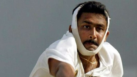 Anil Kumble bowling with a broken jaw
