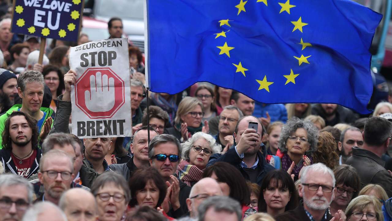 Hundreds of thousands take to streets in London demanding second Brexit vote