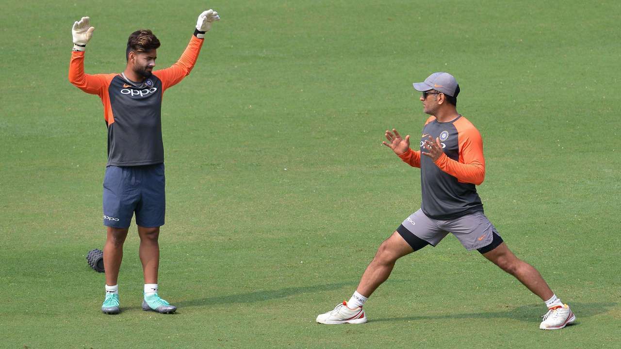 Rishabh Pant (L) and MS Dhoni