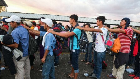 Honduran migrants wait to cross the border