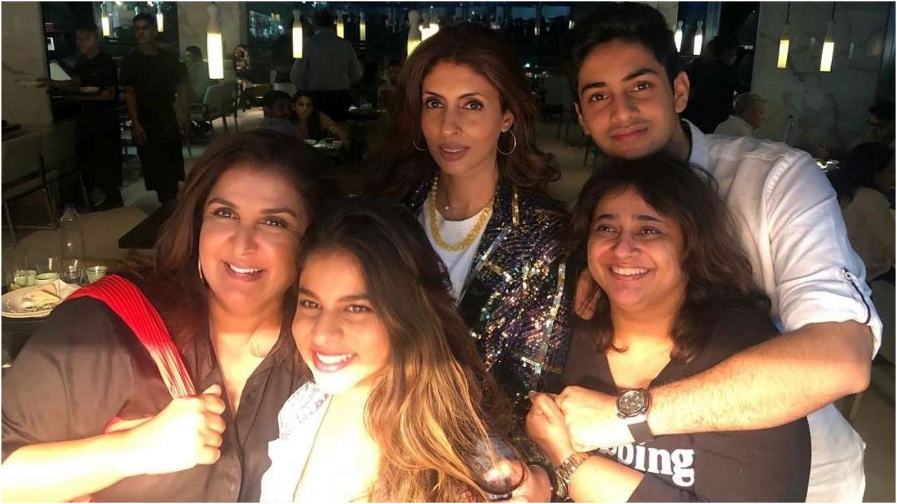 Suhana and others are all smiles