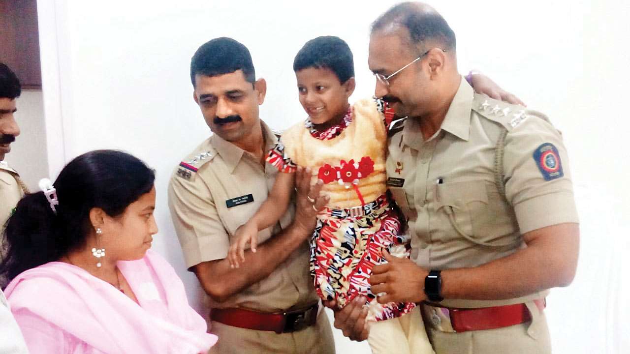 Mumbai cops unite missing 7yearold with her family