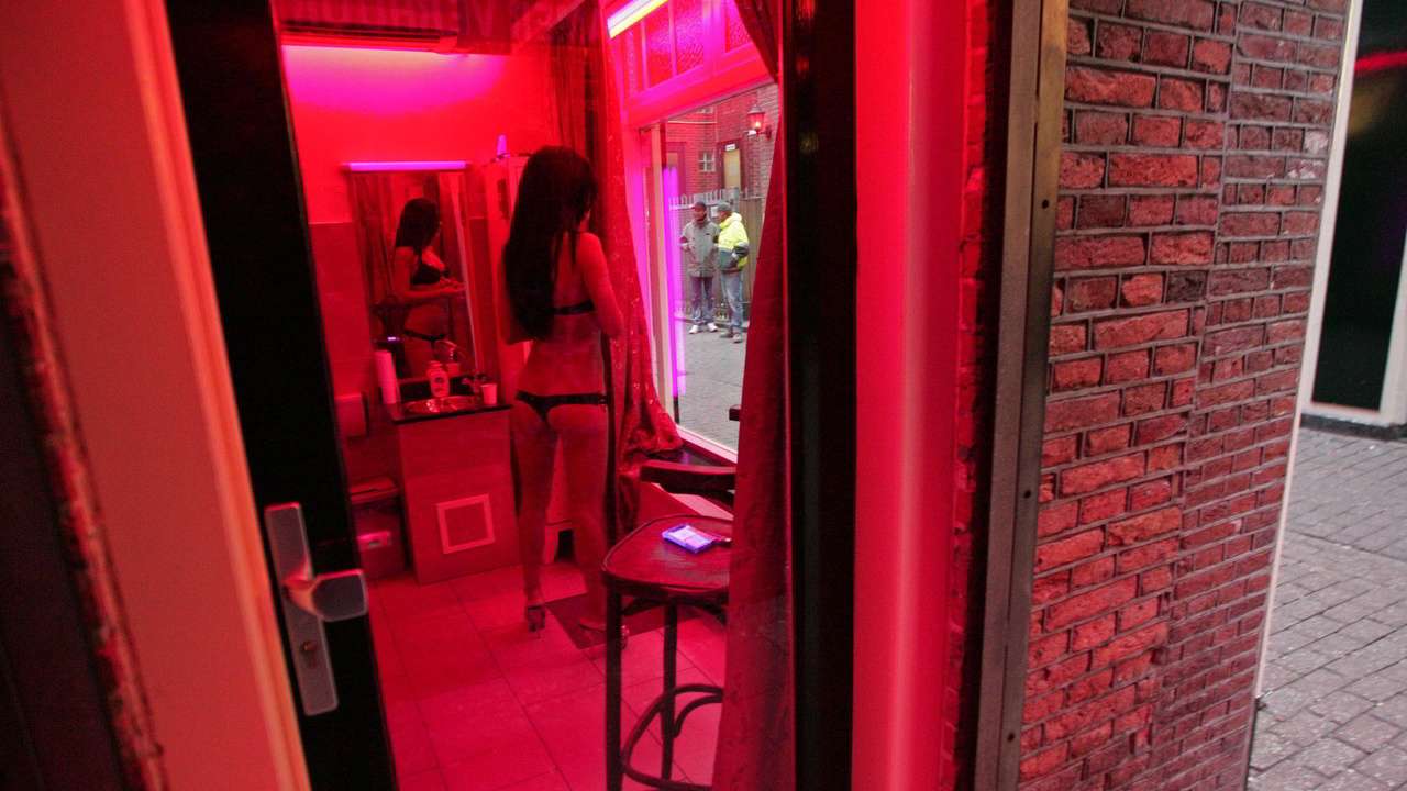 Amsterdam To Let Sex Workers Operate Outside The Citys Red Light District 