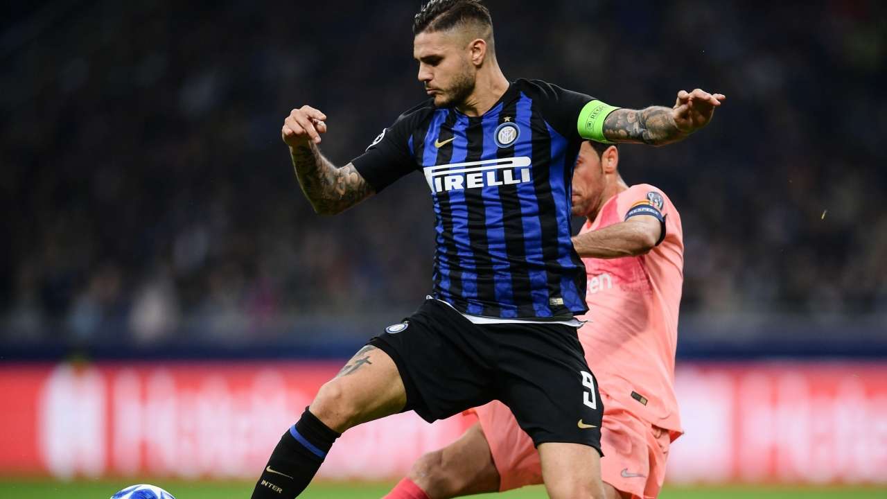 Icardi goes for the ball 