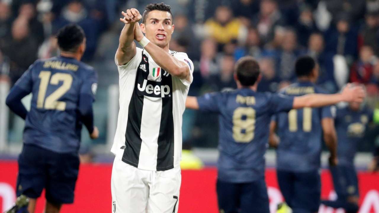 Cristiano Ronaldo appeals after Manchester Uniteds second goal