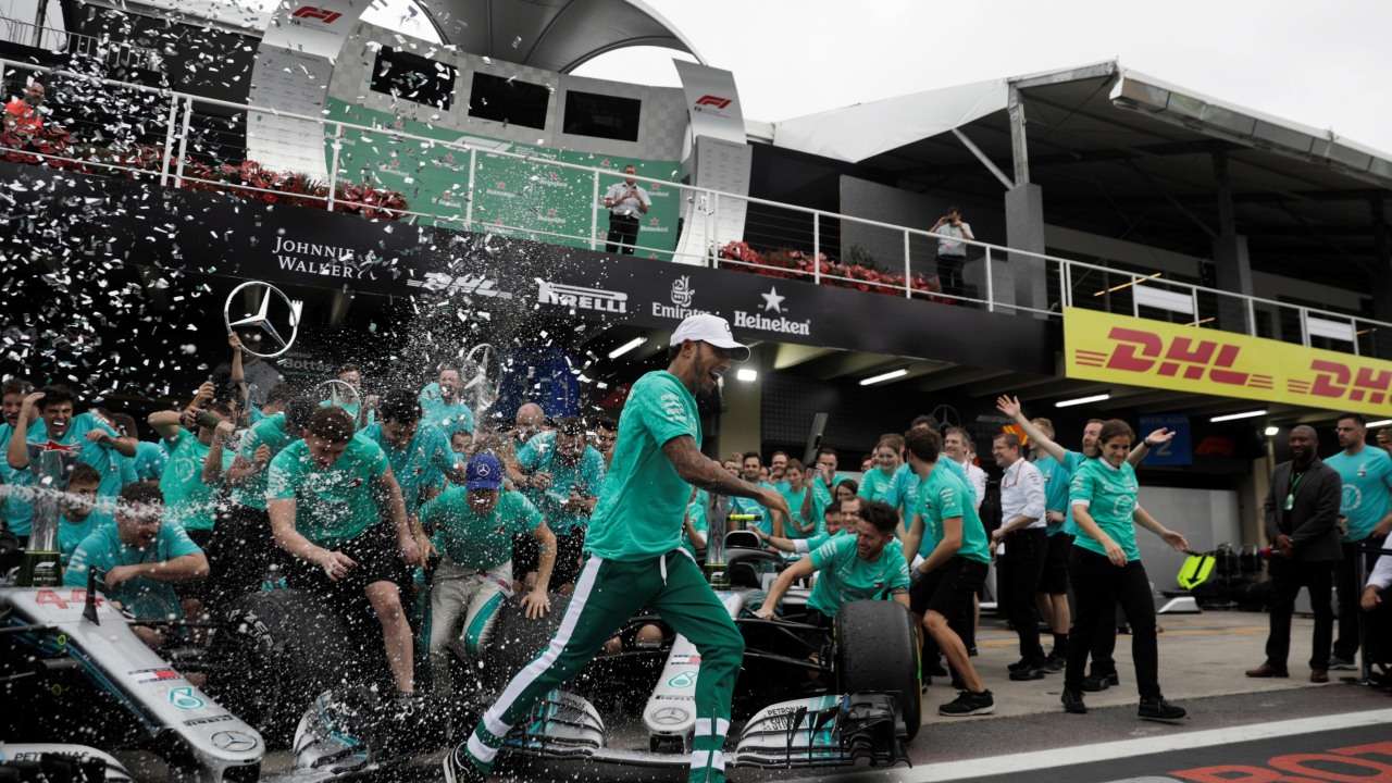 Mercedes team wins 5 consecutive F1 constructors' title