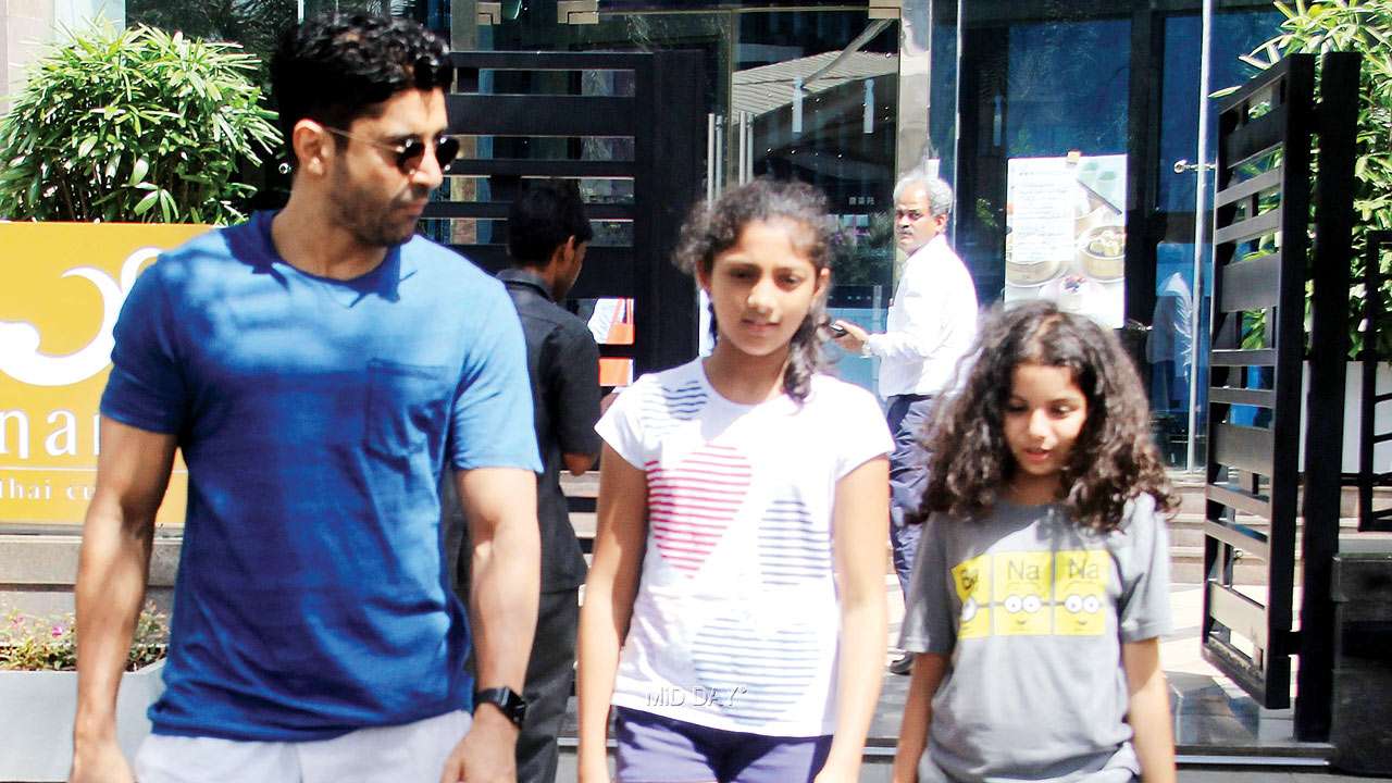 Farhan Akhtar twins with his daughters