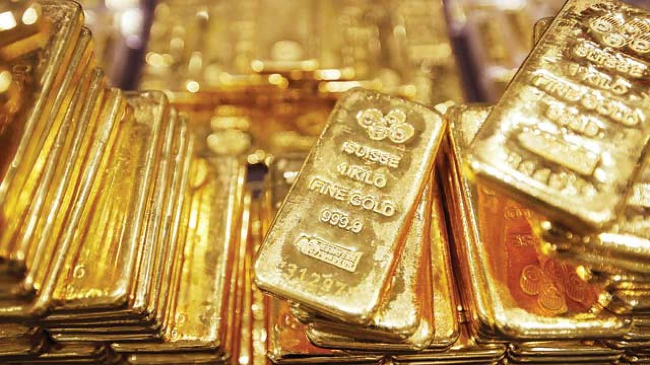 Gold futures succumb to profit-booking, global cues