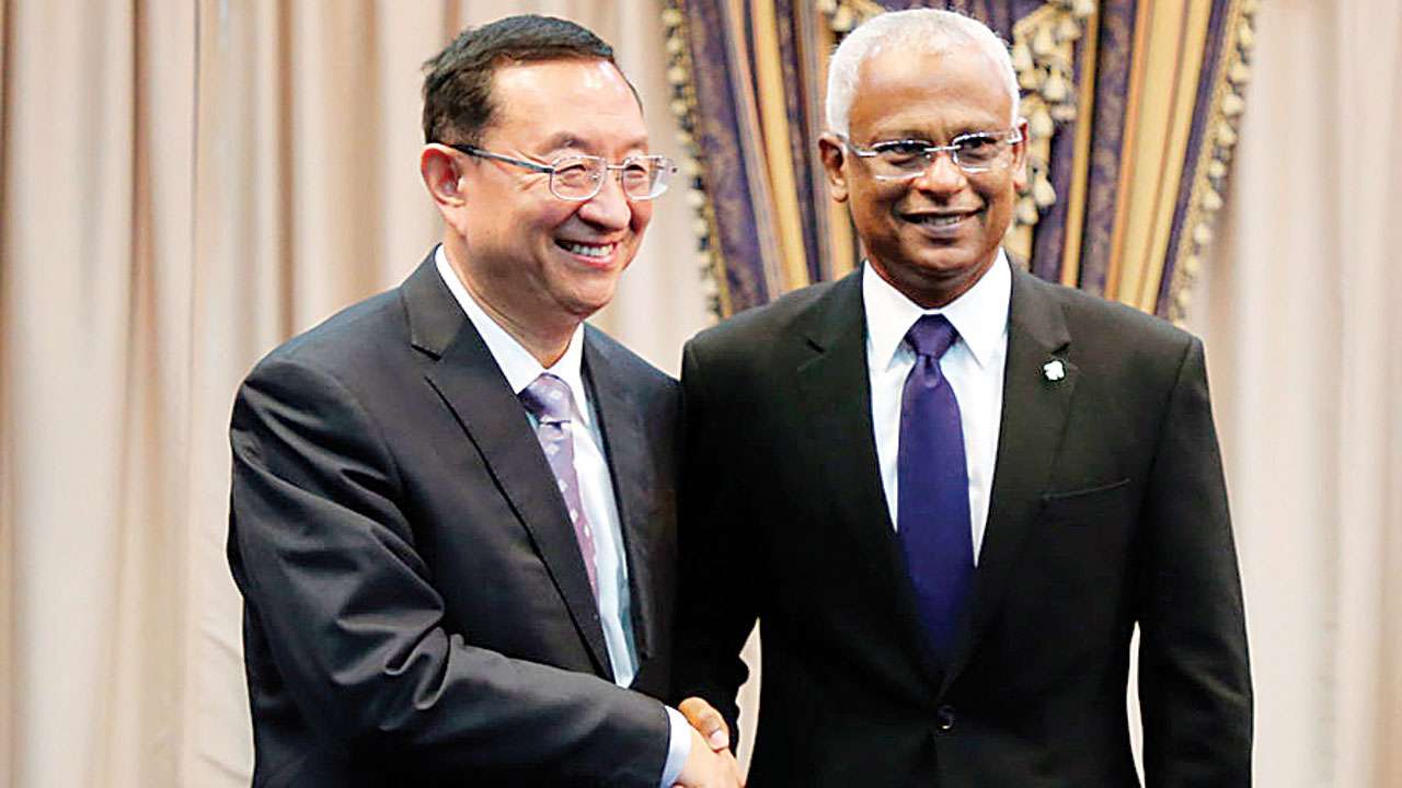 Luo Shugang (left) with Ibrahim Mohamed Solih