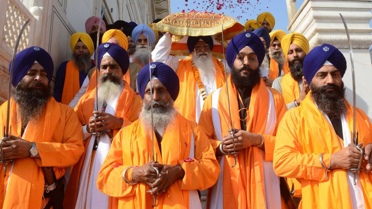 Happy Gurupurab 2018: Sikh devotees celebrate eve of Guru Nanak Jayanti