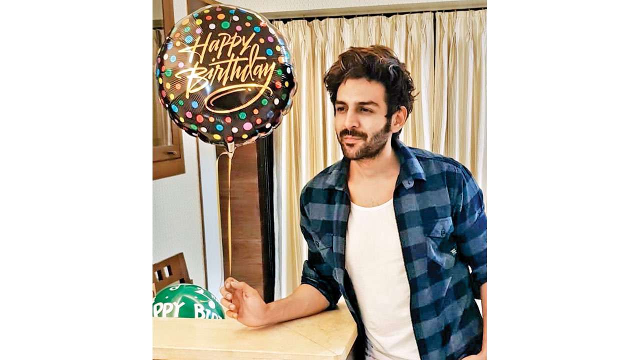 Kartik Aaryan makes the most of his B’day