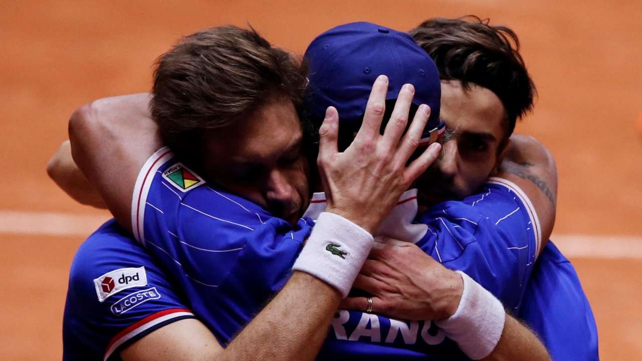 Davis cup final: france win doubles to stay alive