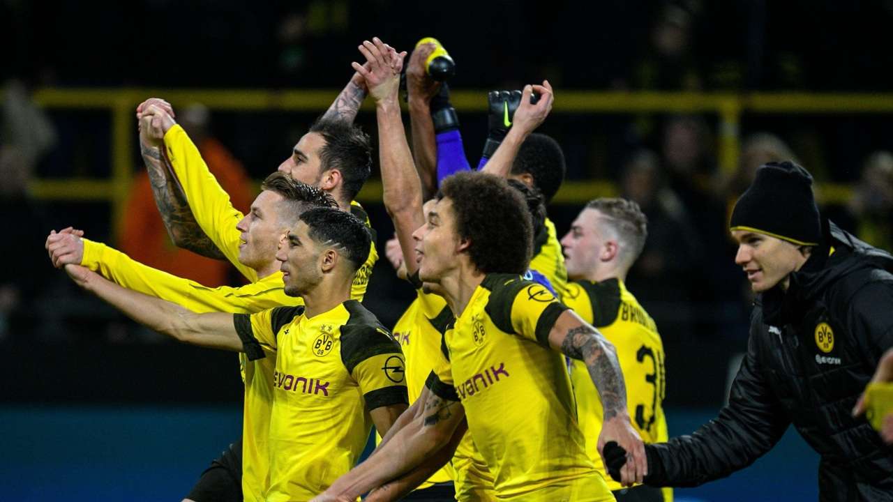 Bundesliga 2018 19 Leaders Dortmund Fight Hard For 2 0 Win Over