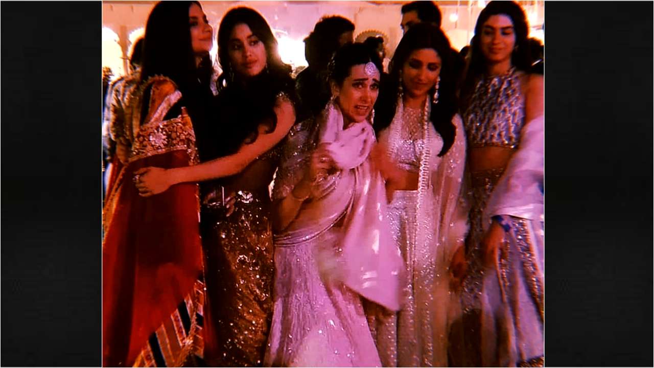 Rhea, Janhvi, Khushi, Karisma Kapoor strike a pose with Parineeti Chopra