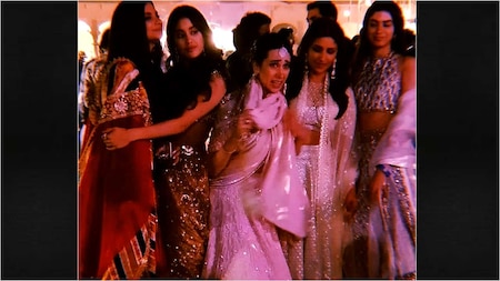 Rhea, Janhvi, Khushi, Karisma Kapoor strike a pose with Parineeti Chopra