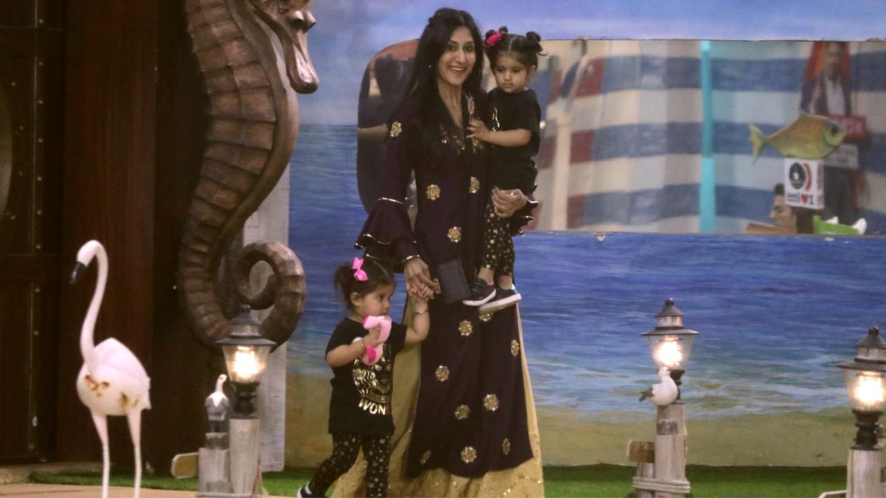 Karanvir Bohra's wife Teejay Sidhu enters with their kids