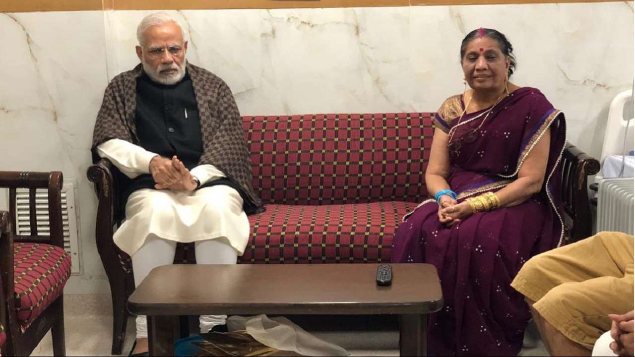  PM Modi with Jagdish Thakkar family