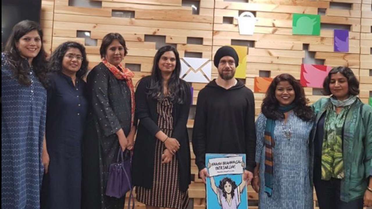 (Jack Dorsey with Indian women journalists for a meeting) 