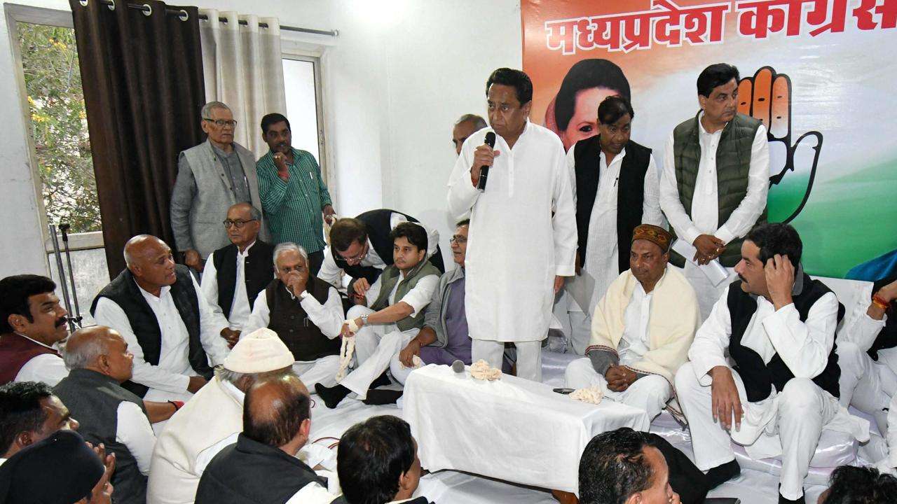 Madhya Pradesh Congress leaders in a huddle