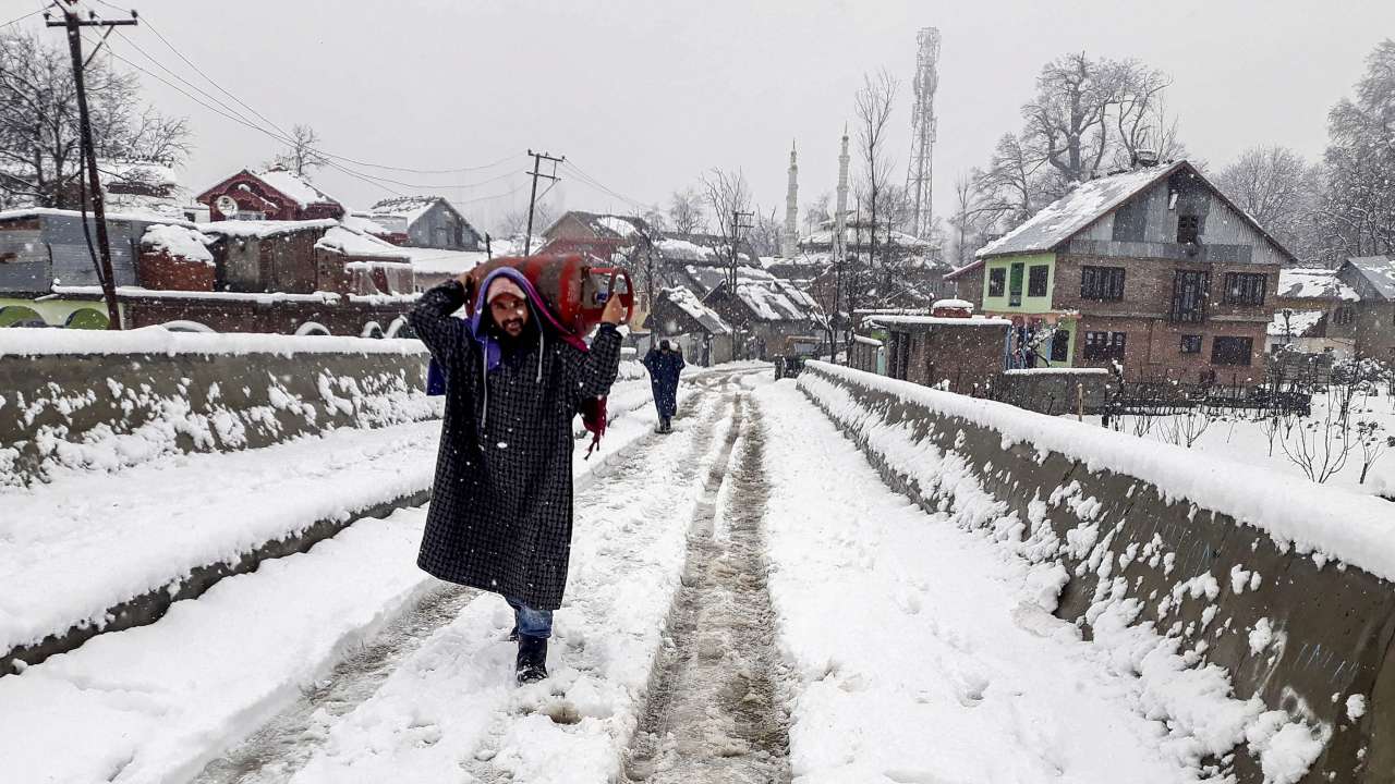 Himachal Pradesh shivers below freezing point