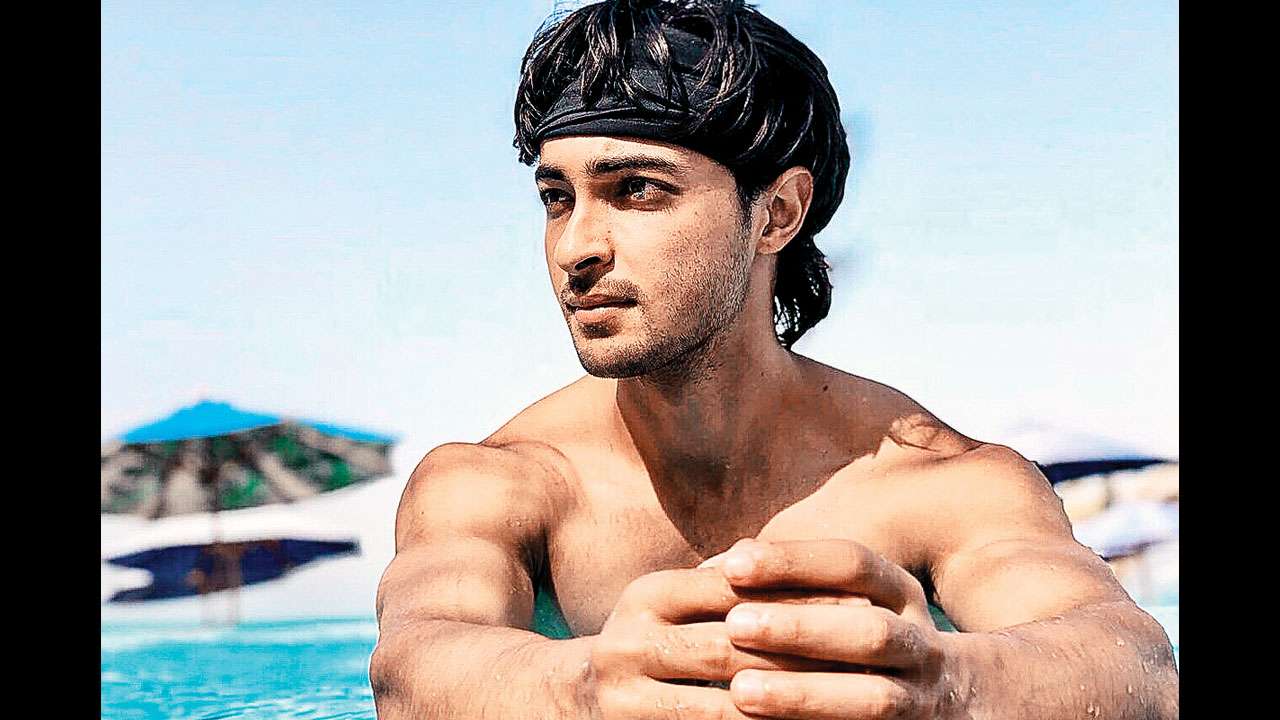 Aayush Sharma performs at an awards function despite injury