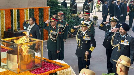 Homage to martyrs at Amar Jawan Jyoti