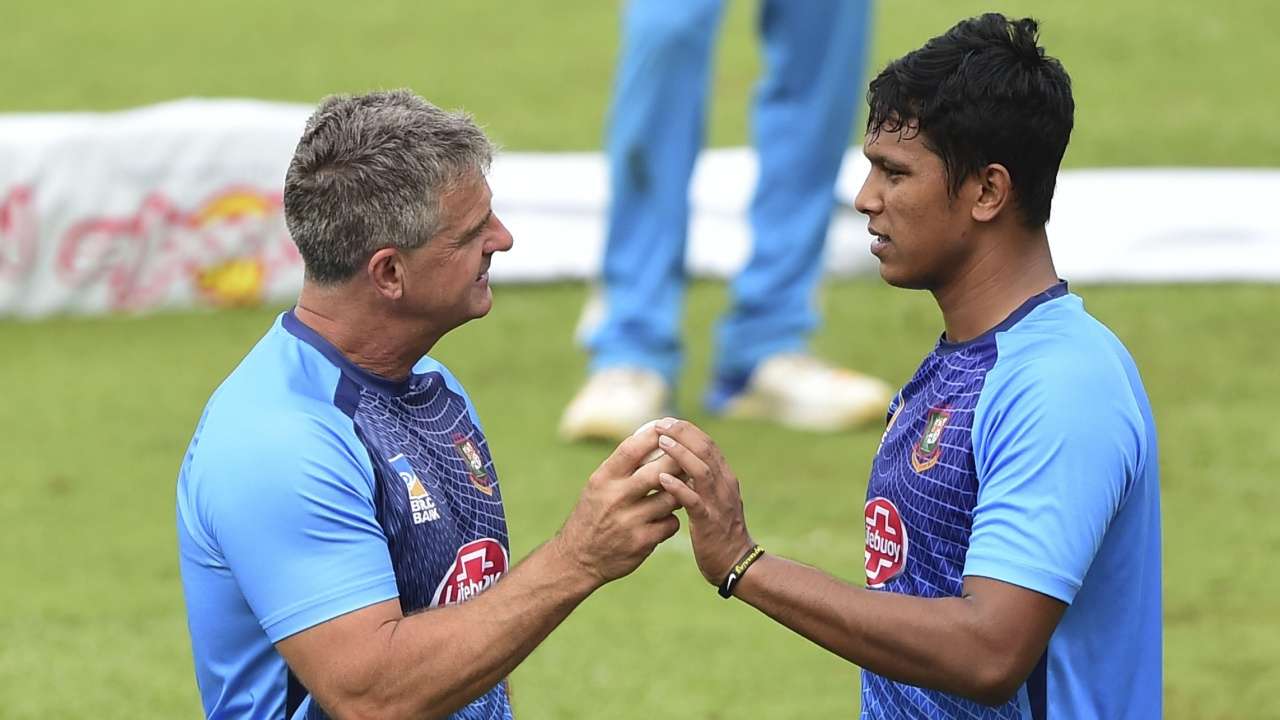 Bangladesh Head Coach Steve Rhodes (L)