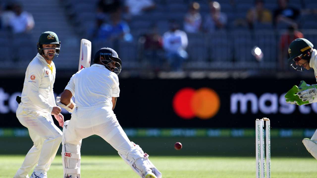 Murali Vijay bolwled by Lyon