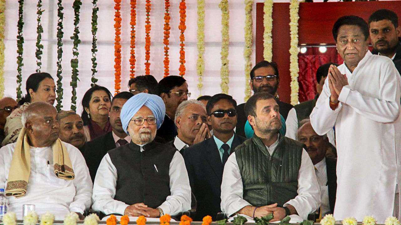 Former prime ministers HD Devegowda and Manmohan Singh at oath ceremony