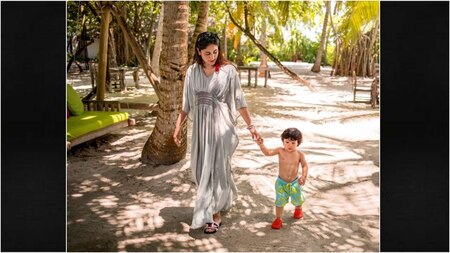 This is our favourite! Mommy Kareena takes a stroll with baby Taimur