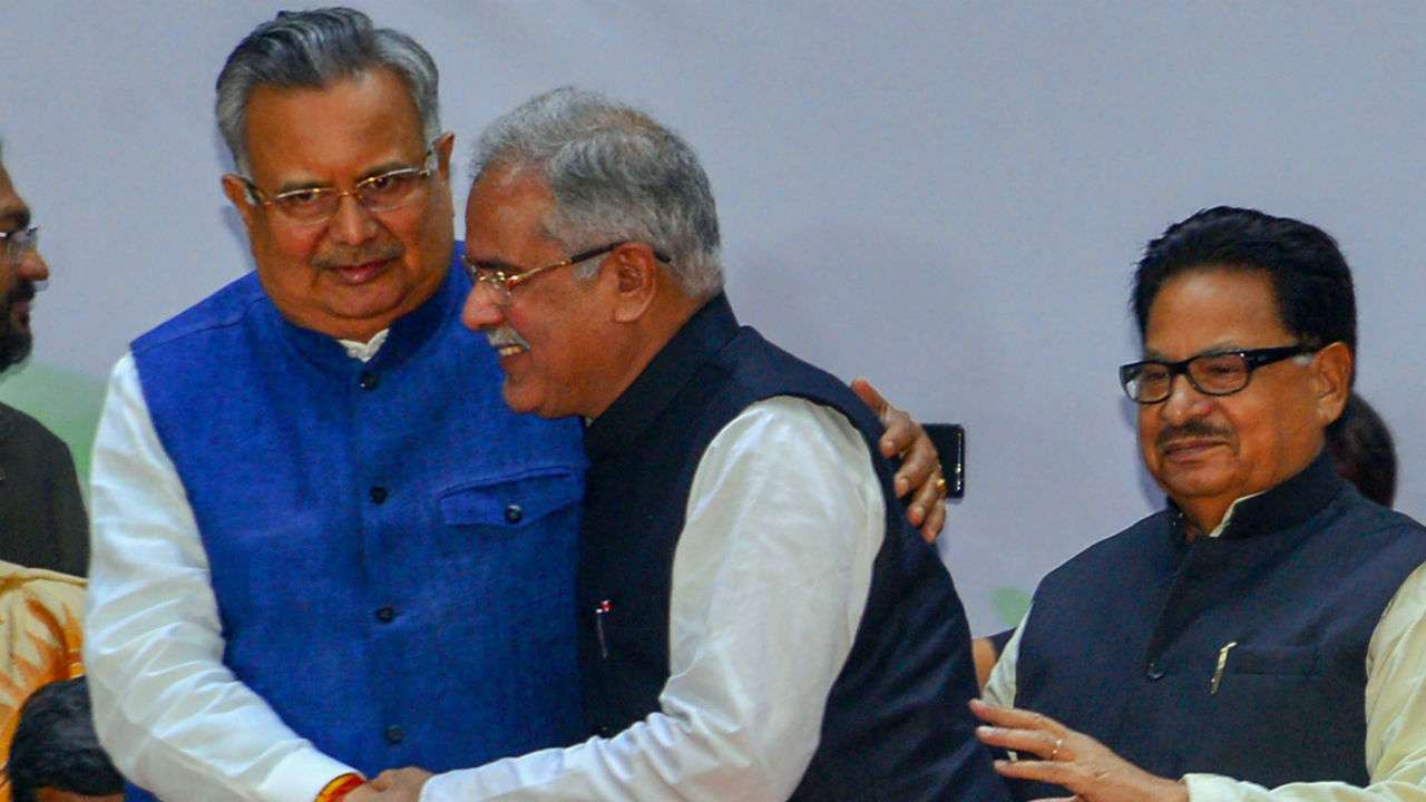 Raman Singh attends Bhupesh Baghel's oath-taking ceremony in Raipur