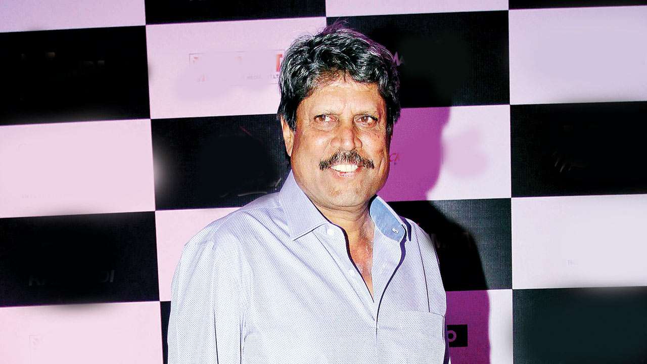 Kapil Dev unveils his book on Sunil Grover’s show 'Kanpur Waale Khuranas'