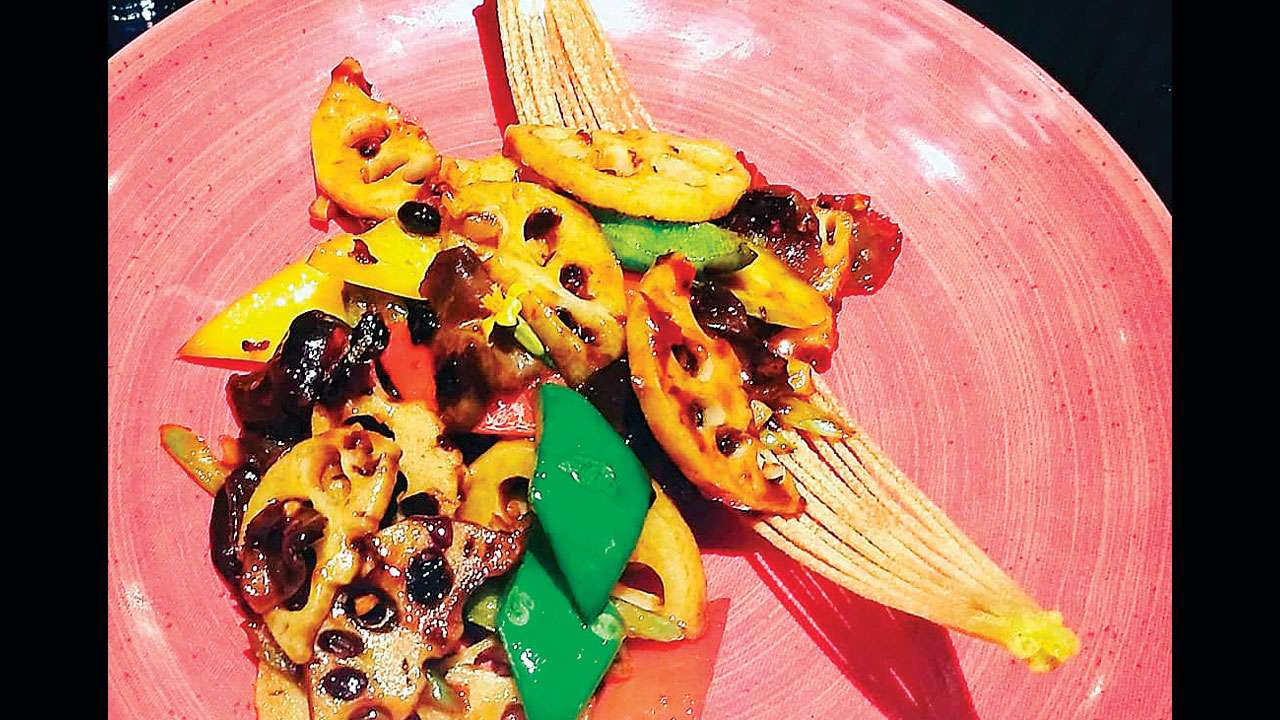 STIR-FRIED LOTUS ROOT FRAGRANCE CHILLI (Rs 450)