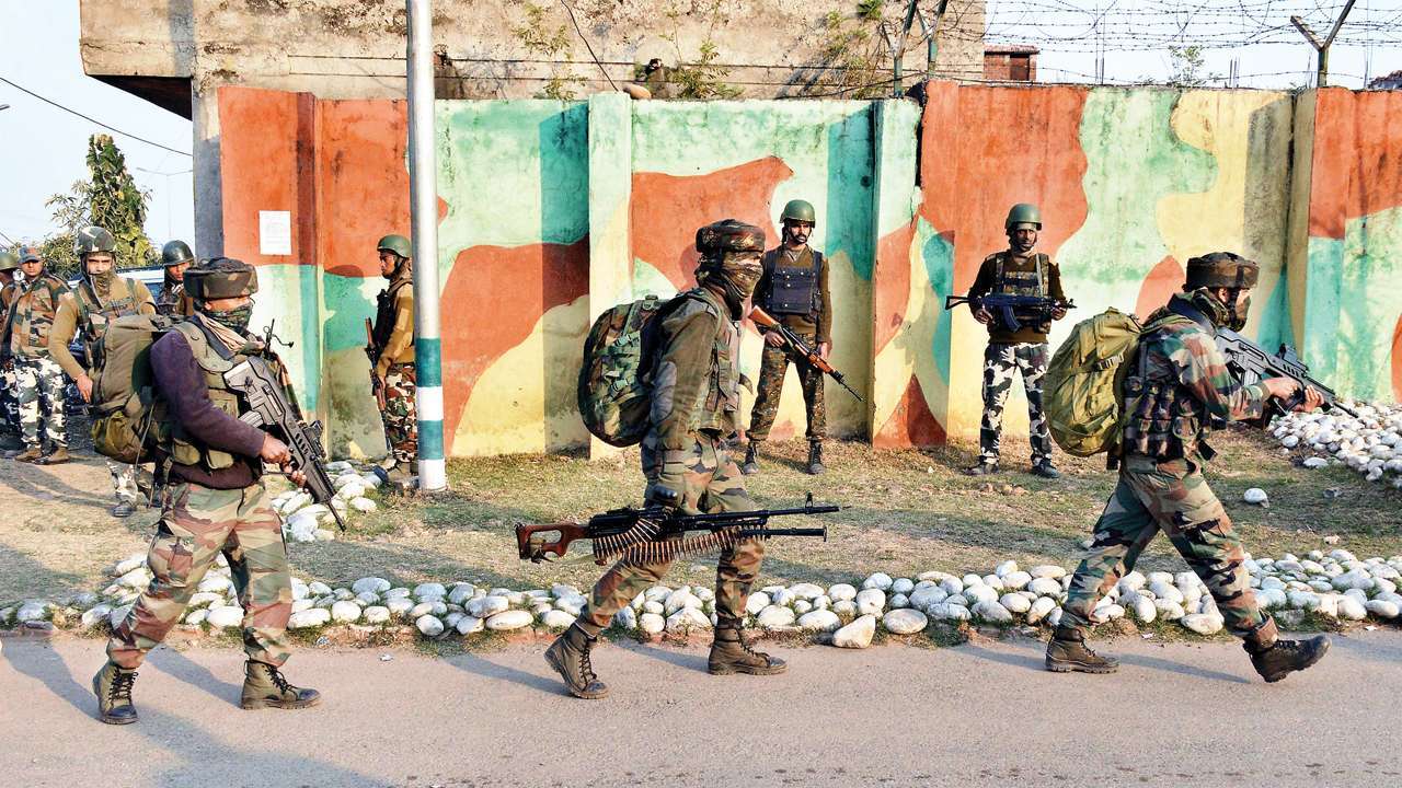 Pak troops target forward posts, villages in Rajouri