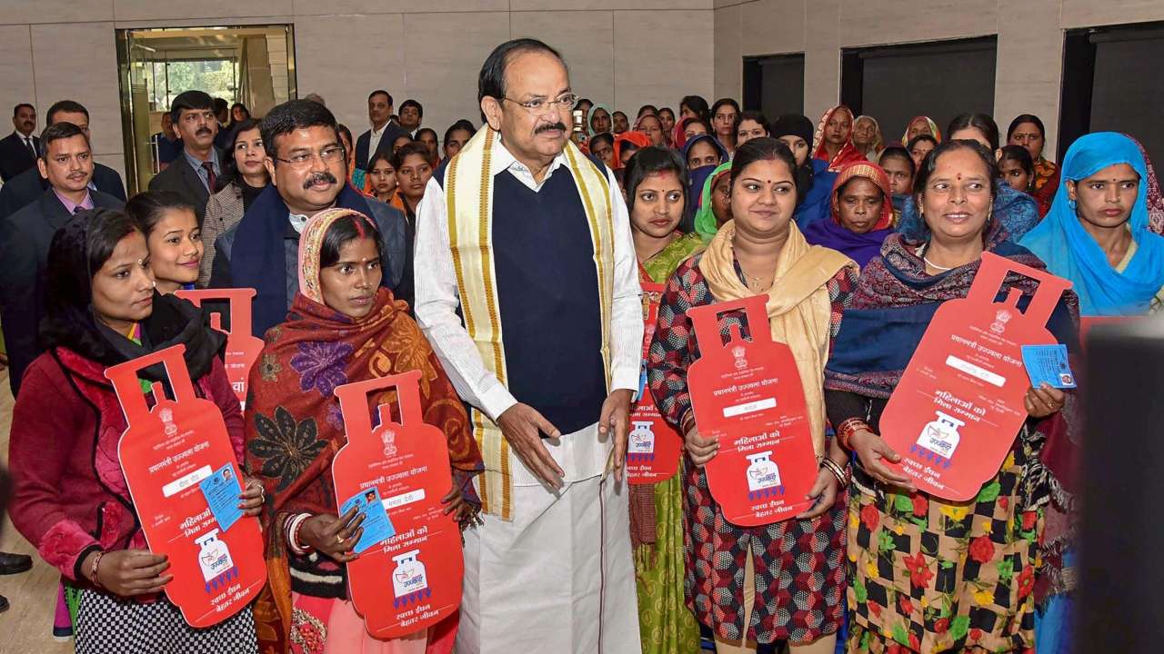 Venkaiah Naidu with the beneficiaries of the Prime Minister’s Ujjwala Yojna scheme