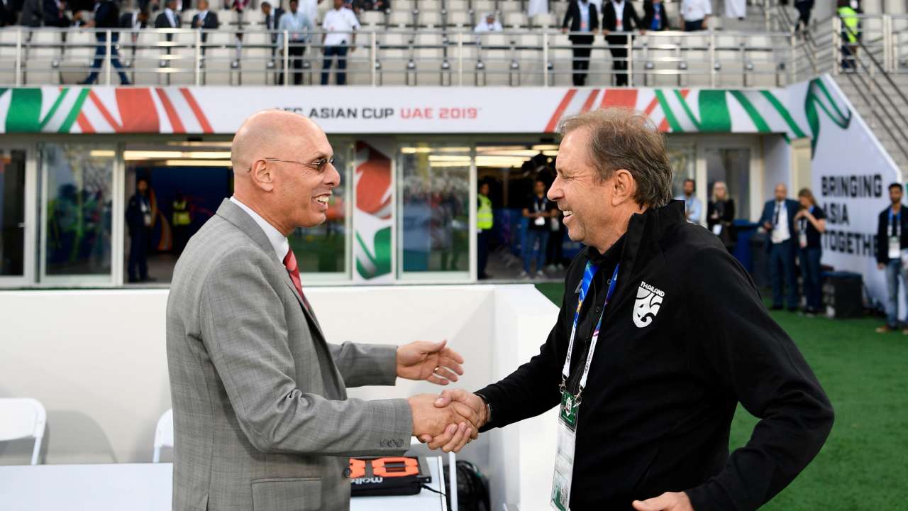 Thailand coach Milovan Rajevac shakes hands with India coach Stephen Constantine