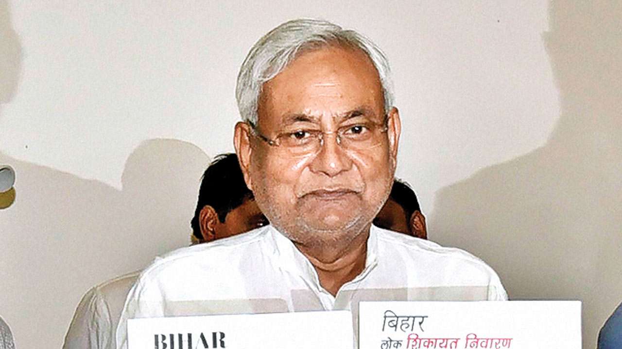 Opposition rally against Nitish Kumar's 'sadak chhap' remark