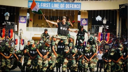 Varun Dhawan's special LIVE performance at Wagah on Republic Day 2019