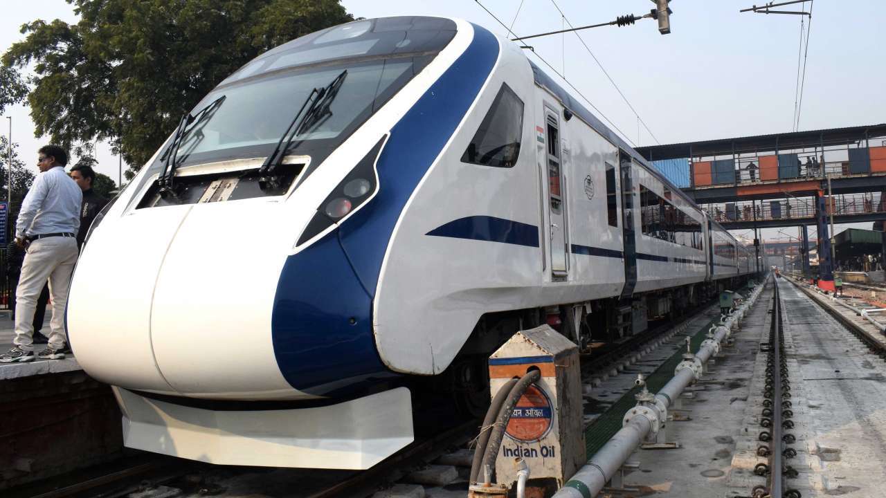 18 мая поезд. Vande Bharat Express. Train 18 indian Railway. 36-18-Поезд. Нанкин d18 поезд.