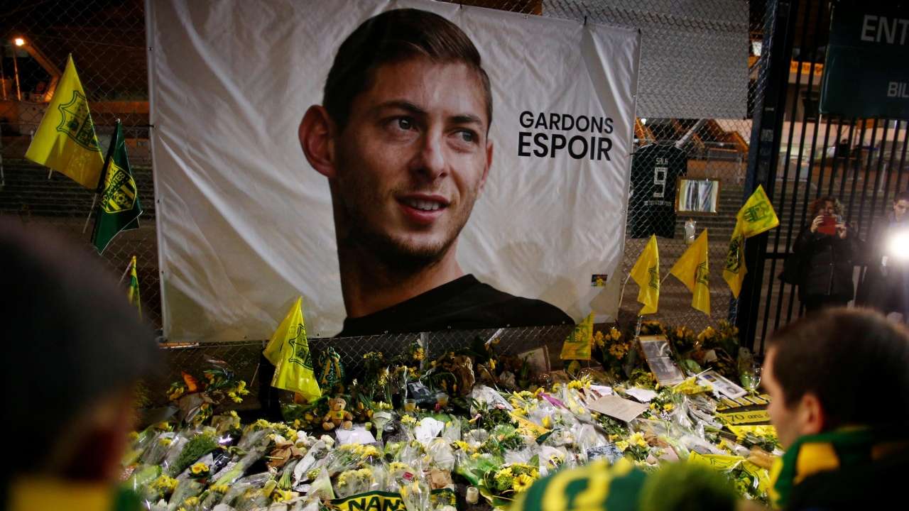 Cardiff City manager Neil Warnock said some players did not want to join the club after Emiliano Sala's flight disappeared